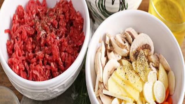 Запеченные овощи в горшочках с шампиньонами и фаршем