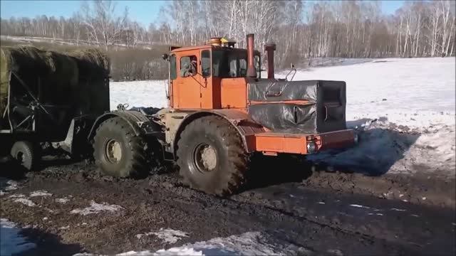 Кировец в работе. Засадили трактора в грязи.