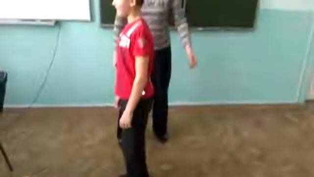 Пацан сделал сальто назад на уроке смотреть онлайн