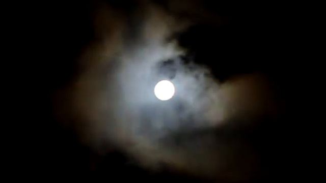 Быстро бегущие облака в свете луны смотреть онлайн