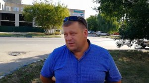 Игорь Лапшов (УДХБ) показывает некачественное восстановление после вскрышные работ. Балаково. 03.08