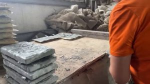 Расформовка фасадной плитки «Кварц», отлитой по технологии «Мрамор из бетона»