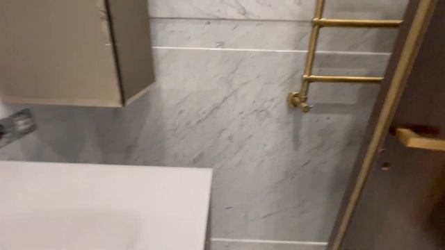 Облицовка санузла итальянским мрамором в Москве - слэбы Bianco Carrara