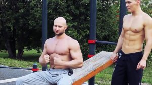 Мышцы живота. Упражнение для пресса на наклонной скамье - подъемы ног
