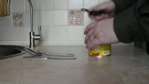 Открываем консерву открывашкой из набора армии бундесвера.