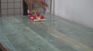 Удивительный гоночный автомобиль Формулы-1, сделанный из палочек от эскимо и резинки