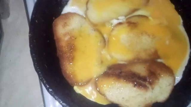 Жареный хлеб с яйцами