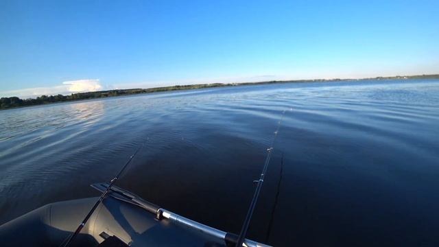 Первые в жизни ромкины подлещики. Прикольная вечерняя рыбалка с лодки в волны. Рыбалка 2022. смотреть онлайн