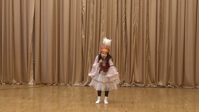 Каныкей Киргизбаева. Киргизская народная песня "За лесами".