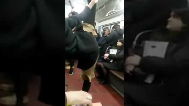 Страстный танец в метро смотреть онлайн