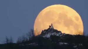 влюблённые на фоне луны.mp4