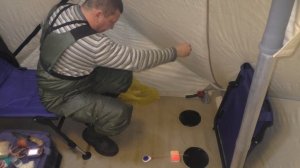 Зимняя рыбалка. Рыбалка по первому льду 2020. Рыбалка в палатке с ночевкой зимой.