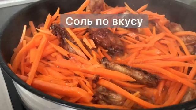 Плов из куриных крыльев на сковороде