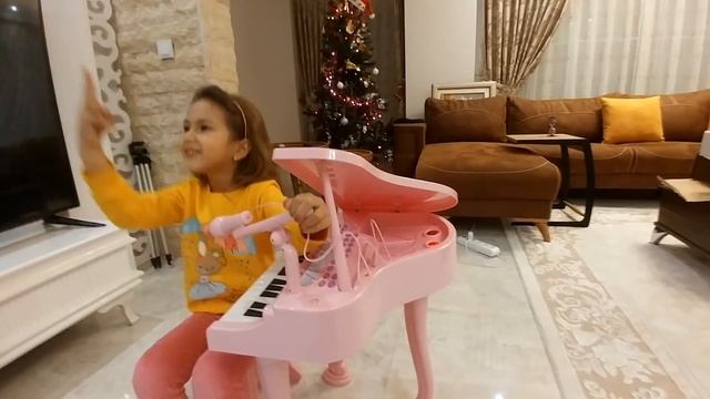 Открываем новое детское ПИАНИНО.Видео для детей.Игра для детей. смотреть онлайн