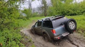 Легкое бездорожье после дождя на L200
