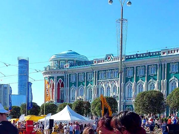 Толпы людей в День Строителя 2023 в Екатеринбурге после шоу ТАНЦУЮЩИЕ ЭКСКАВАТОРЫ 12 августа 2023