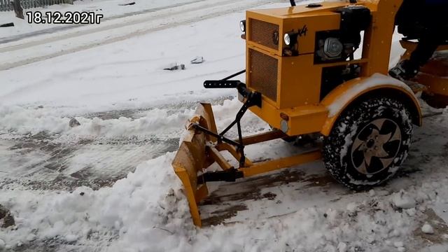 Самодельный минитрактор, чистим первый снег. We clean the snow with a homemade minitractor. смотреть онлайн