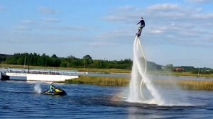 Флайбордчеловек летает на водяной струе FlyBoard