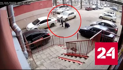 Агрессивный таксист напал во дворе на прохожего - Россия 24 