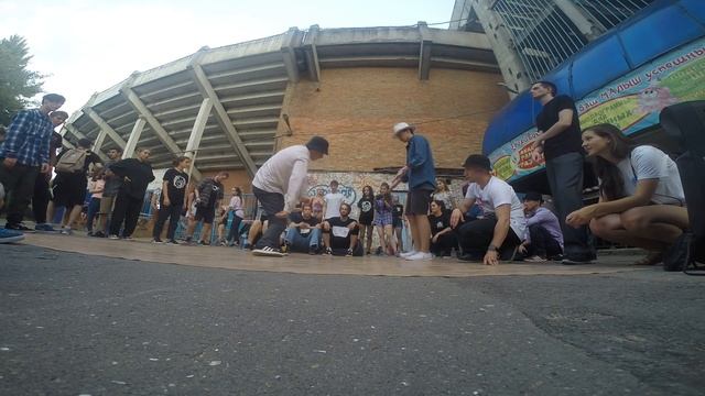 Денис vs Снегирь 1/8 Popping The Battle Challenge смотреть онлайн