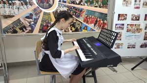 Под небом Парижа на синтезаторе