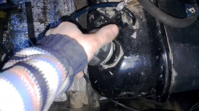 Сливают бензин с классике,переворачиваем топливный бак. смотреть онлайн