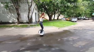 Женя и Диана учатся ездить на моноколесе