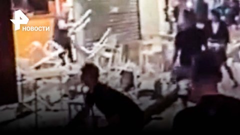 Туристы разнесли бар и сломали все стулья в Португальском пабе из-за замечания / РЕН Новости