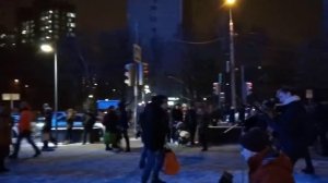 Под новый год в районе метро славянский бульвар Москва зимой вечером около торгового центра океания