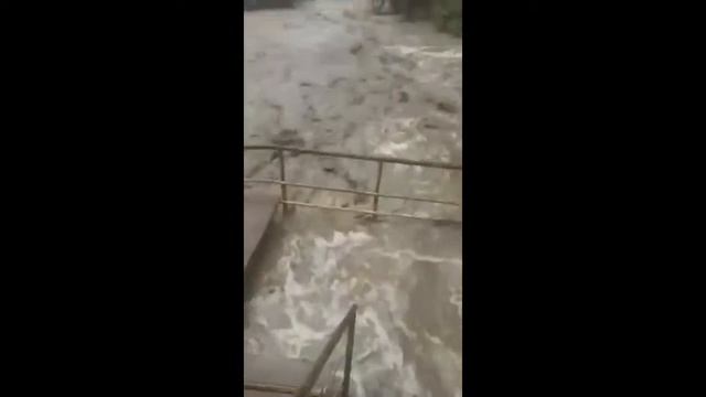 Ореховский водопад во время сильного дождя. смотреть онлайн