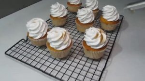 ФЛАМБИРОВАНИЕ / Обжиг швейцарской меренги на капкейках