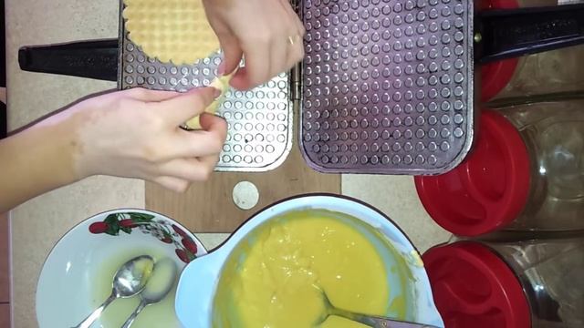 Вафельные трубочки в вафельнице со сгущенкой