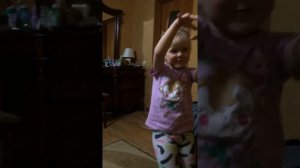 Прикольный танец под любимую песню!Если друг вдруг не смеется!