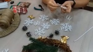 Изготовление снежинки из синельной проволоки