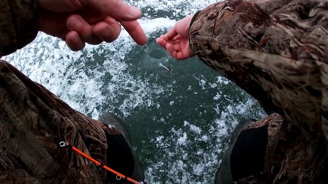 Опять первый лёд ??? Тепло. Лёд тает. Рыбалка у села Усть-Алтан. Окуни и сорога. смотреть онлайн