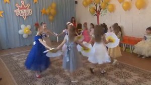 Танец девочек с веерами "А ромашковое поле расцвело"