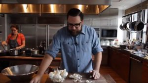 Как почистить чеснок за 10 секунд