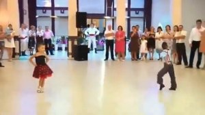 Дети танцуют на свадьбе