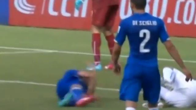 УкУС СуАРеСА ДИСКВАЛИФИЦИРОВАЛИ На 9 игр и 4 Месяца Суарез Укусил Кьеллини Италия Уругвай ЧМ 2014 смотреть онлайн