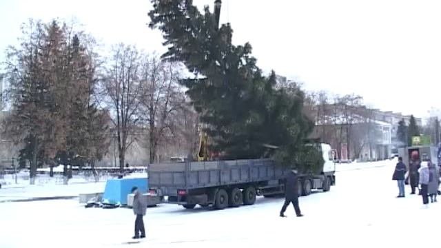 В Кузнецке на площади установили 16 метровую новогоднюю ель смотреть онлайн