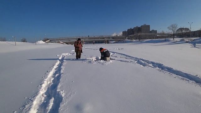 ЛОВИМ НА МОРМЫШКУ В ГЛУХОЗИМЬЕ НА РЕКЕ ТАГИЛ С МОИМИ ДРУЗЬЯМИ И ПОДПИСЧИКАМИ! РЫБАЛКА НА УРАЛЕ!