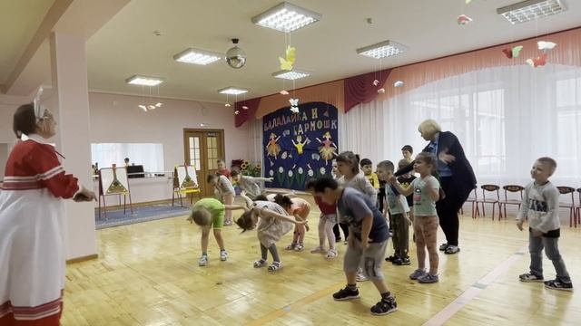 С балалайкой веселей