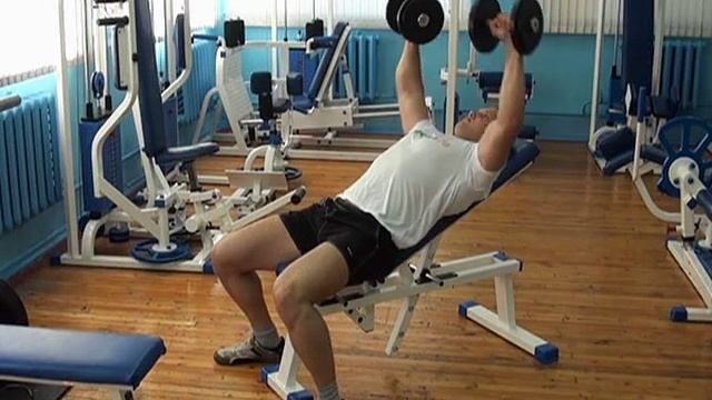 №102 — Жим гантелей на скамье (в наклоне вверх) смотреть онлайн