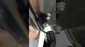 установка амортизаторов капота на ладу Х рей