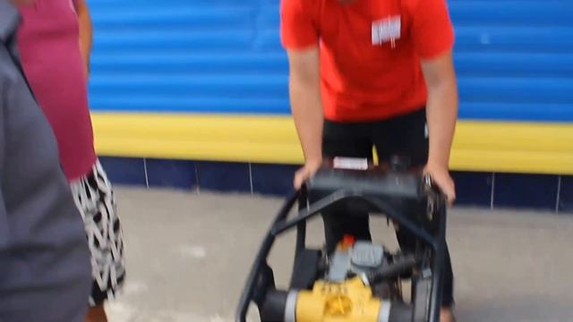 Инструктаж клиента по работе с вибротрамбовкой от Оренпрокат смотреть онлайн
