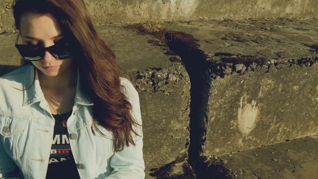 Красивая девушка на Финском заливе смотреть онлайн