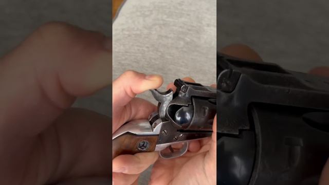 АСМР заряжаем револьвер как ковбой