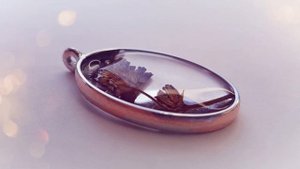 Эпоксидная смола. Плоская заливка. Кулон-рамка.