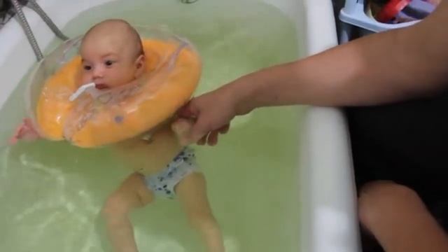 Алисе 2 месяца// В гости к бабушке// Впервые в большой ванне смотреть онлайн