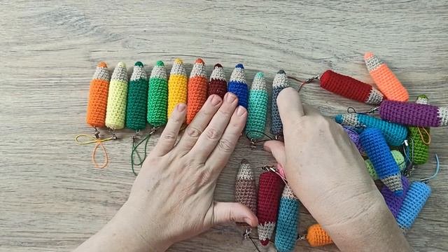 ВЯЖУТСЯ МГНОВЕННО  ЗАМЕЧАТЕЛЬНЫЕ МАЛЫШИ КАРАНДАШИ  26 ШТУК